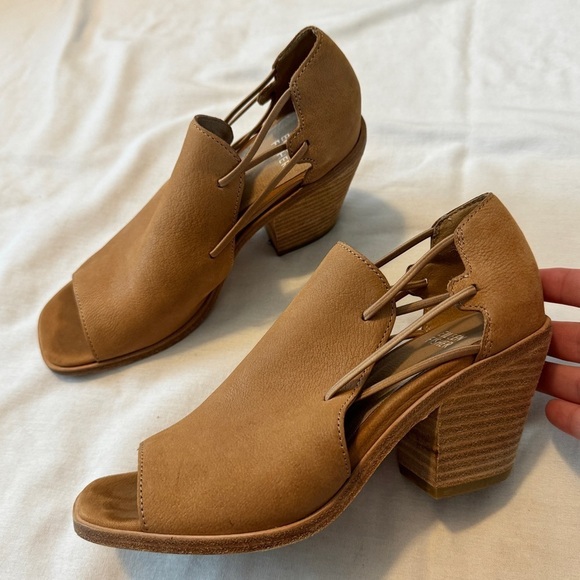 Eileen Fisher 7 Allie Sandals Open Toe Heels Leather Boho Casual - Picture 1 of 10